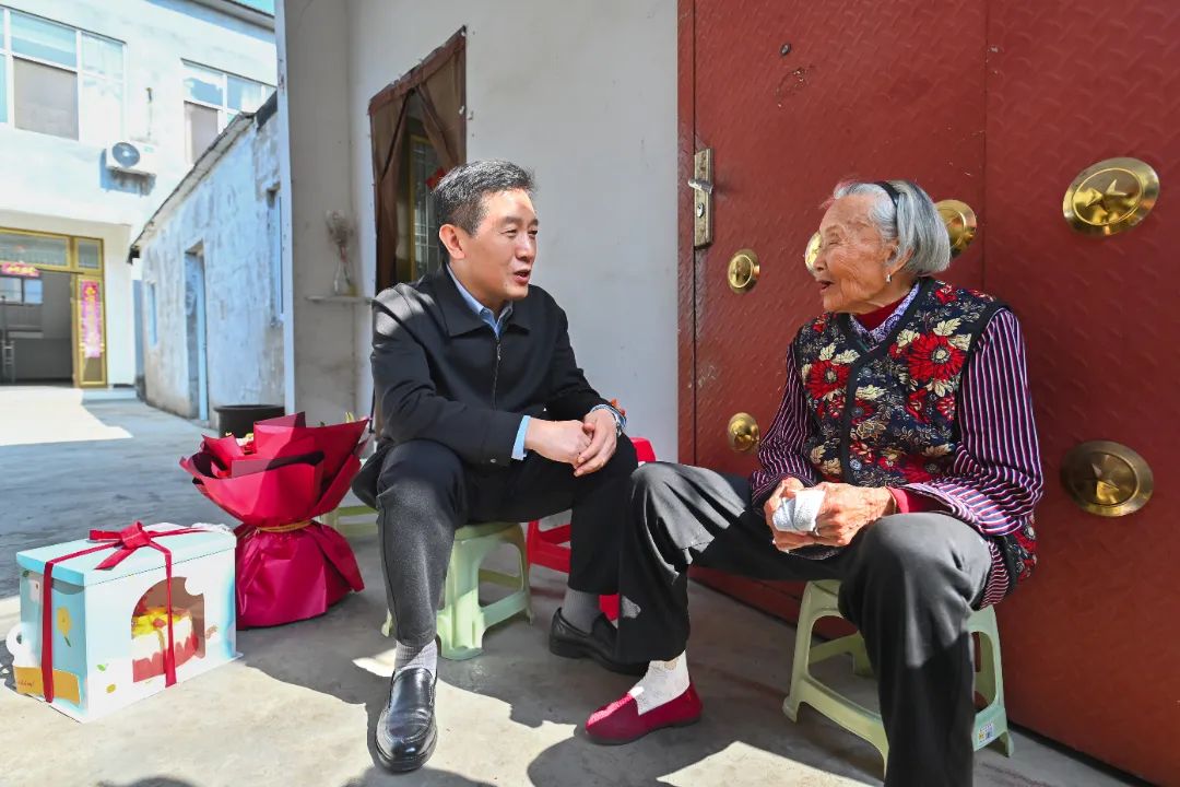 高建民看望慰问百岁老